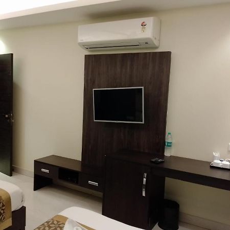 Hotel Solitaire Chinhat Buitenkant foto