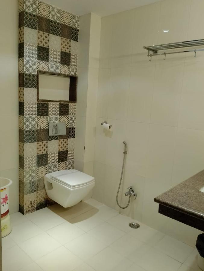 Hotel Solitaire Chinhat Buitenkant foto