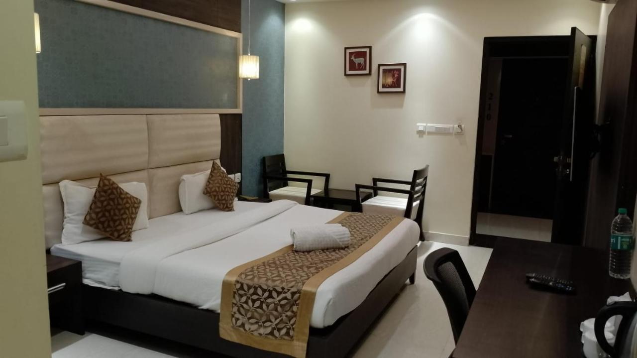 Hotel Solitaire Chinhat Buitenkant foto