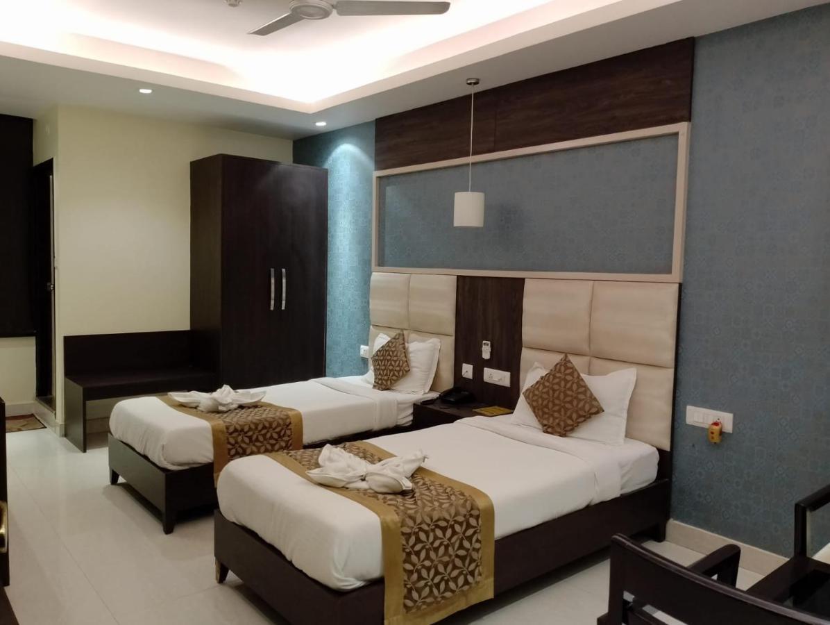 Hotel Solitaire Chinhat Buitenkant foto