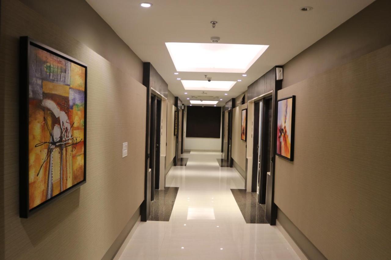 Hotel Solitaire Chinhat Buitenkant foto