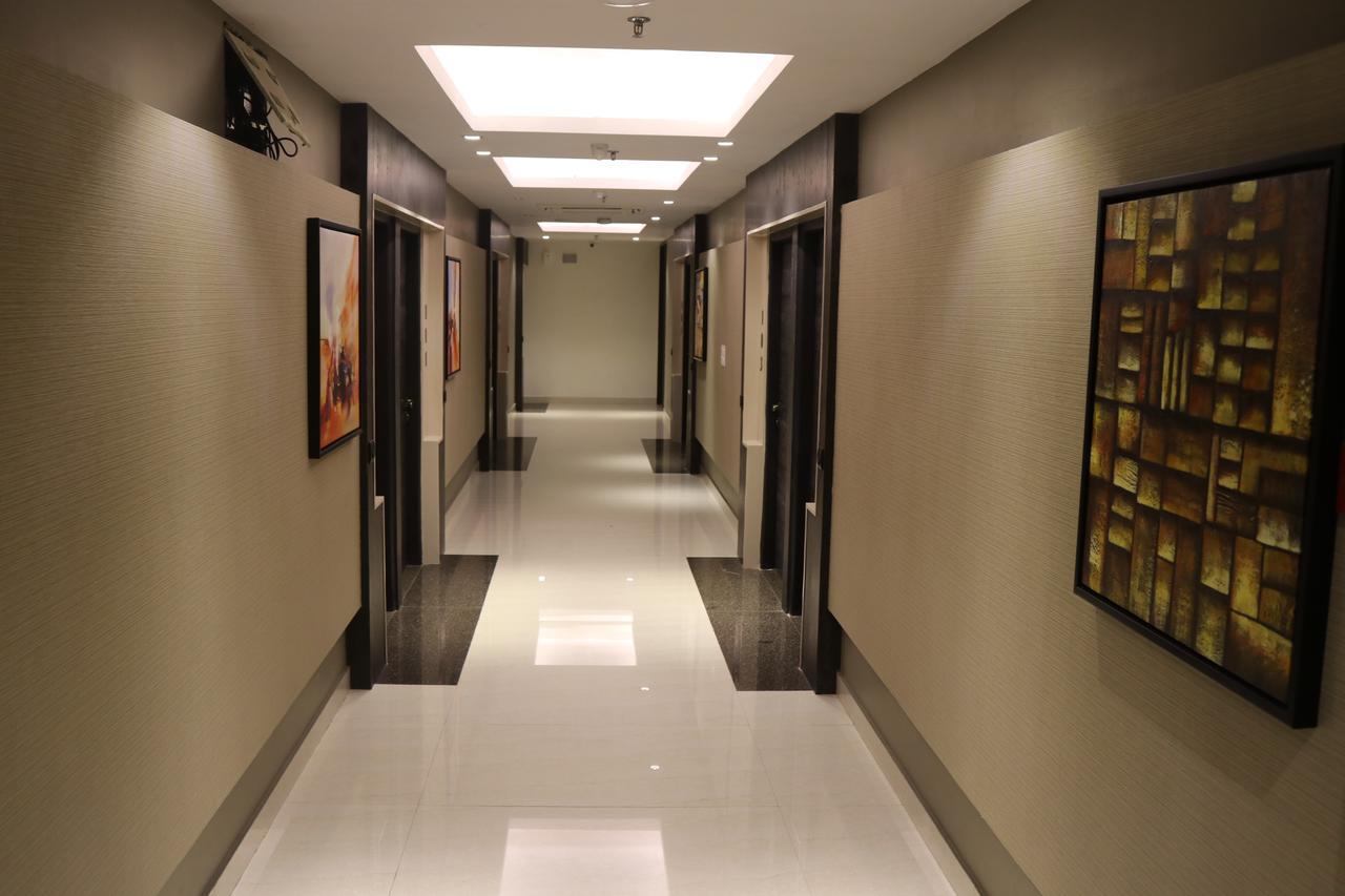 Hotel Solitaire Chinhat Buitenkant foto