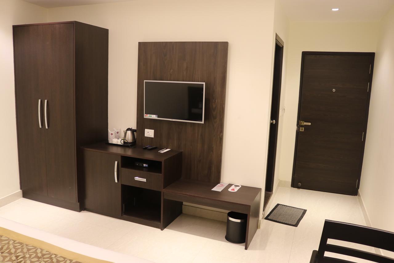 Hotel Solitaire Chinhat Buitenkant foto