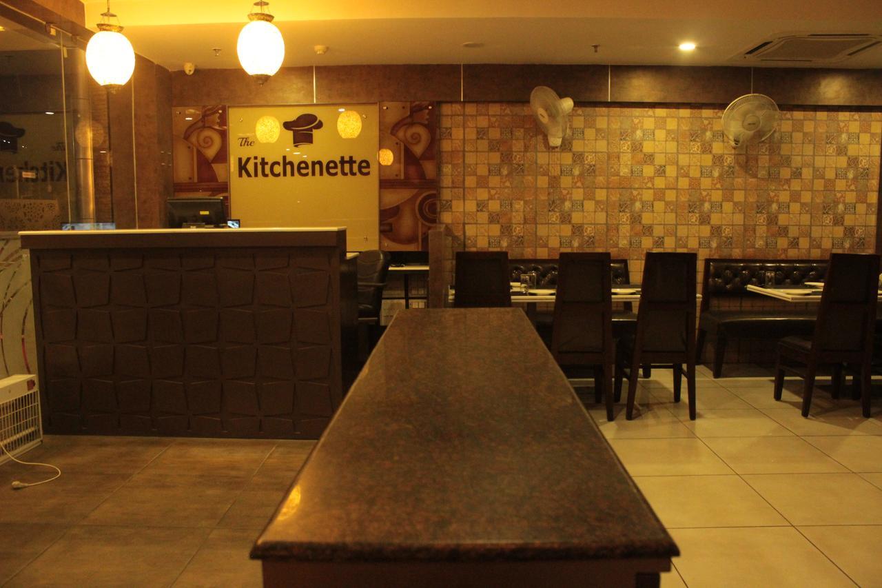 Hotel Solitaire Chinhat Buitenkant foto