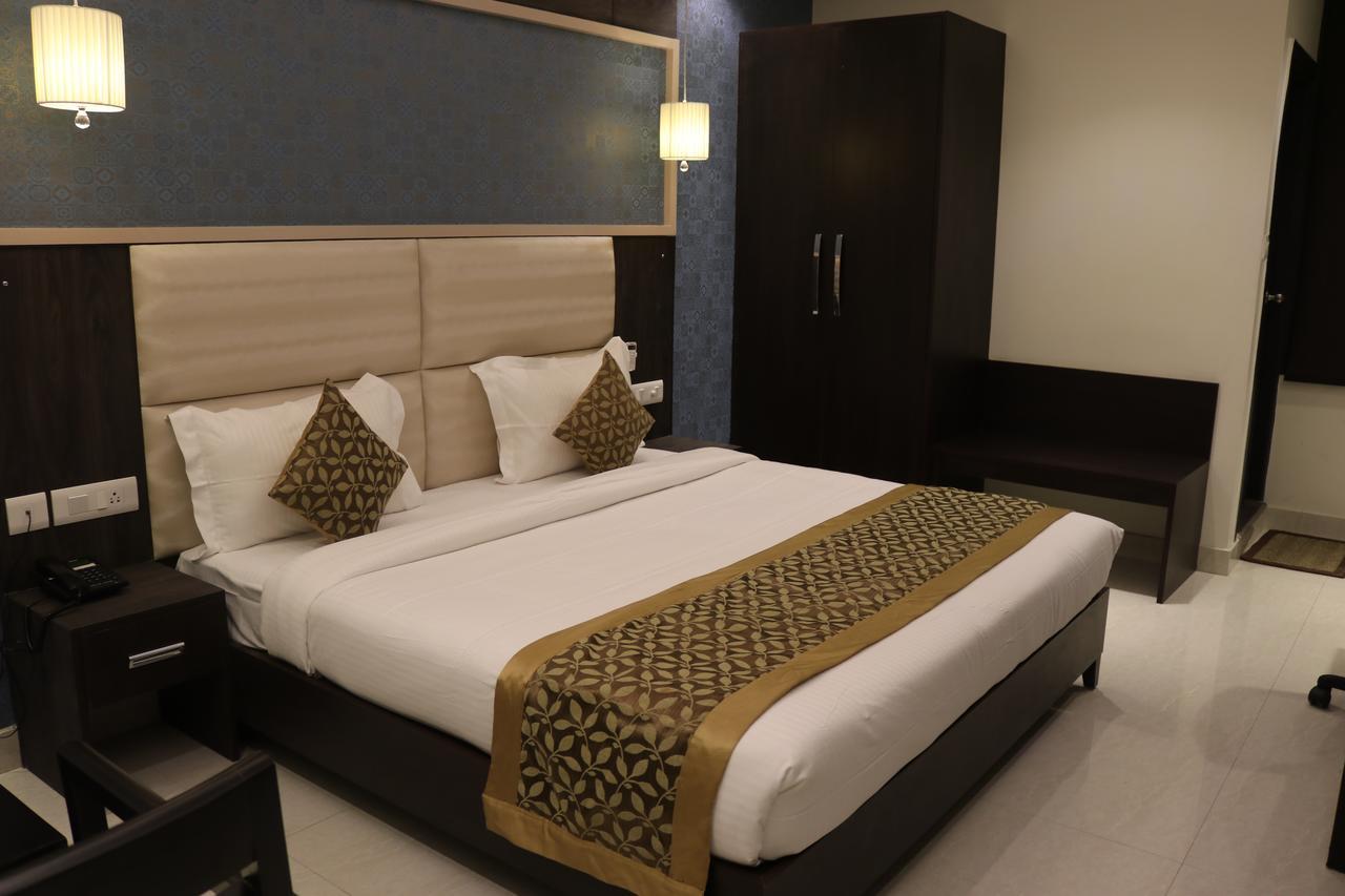 Hotel Solitaire Chinhat Buitenkant foto