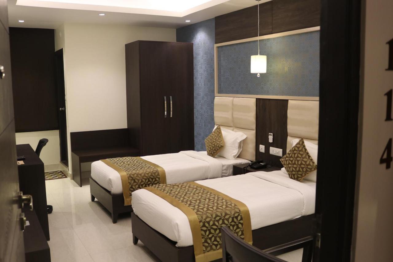 Hotel Solitaire Chinhat Buitenkant foto