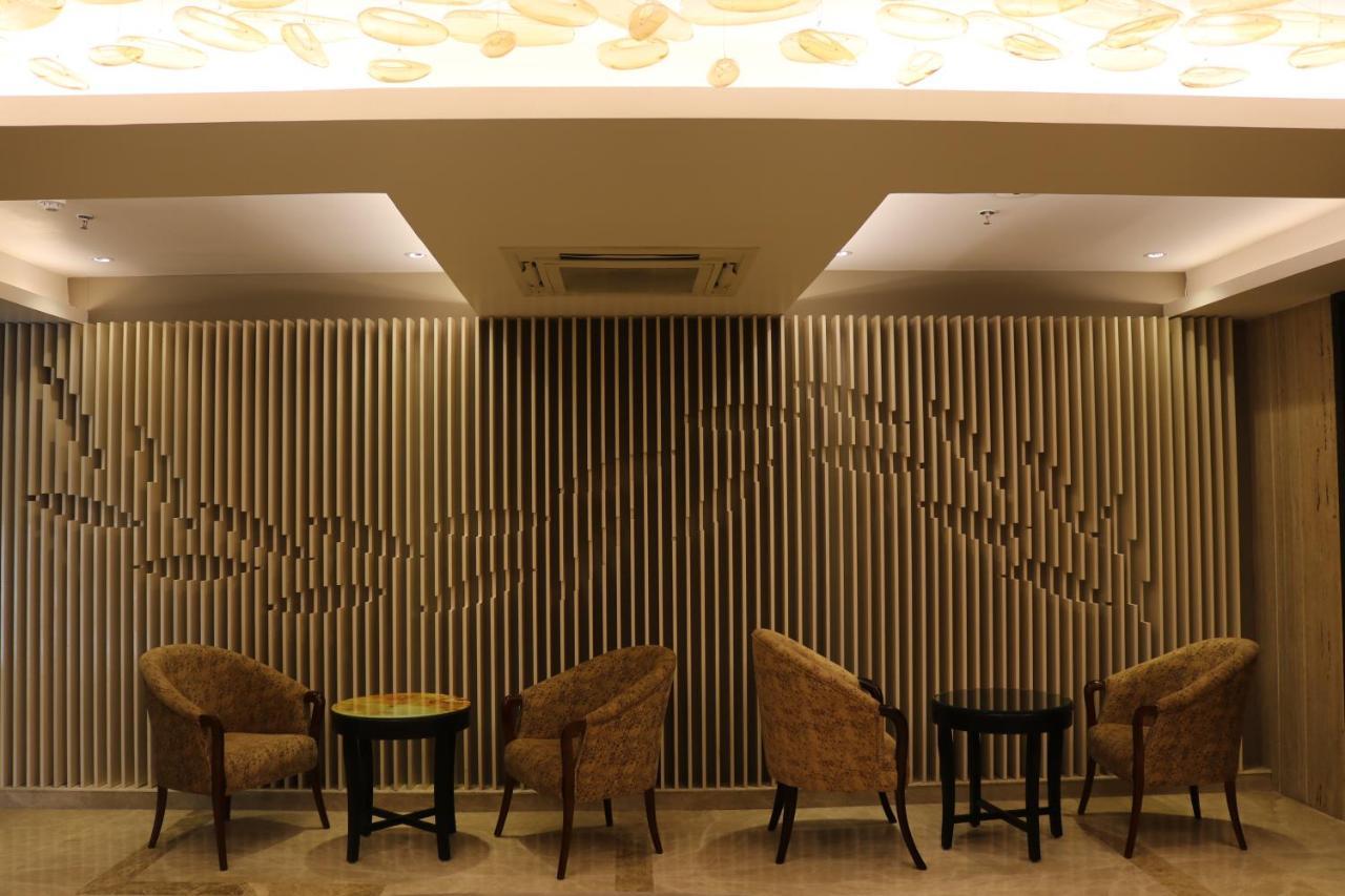 Hotel Solitaire Chinhat Buitenkant foto