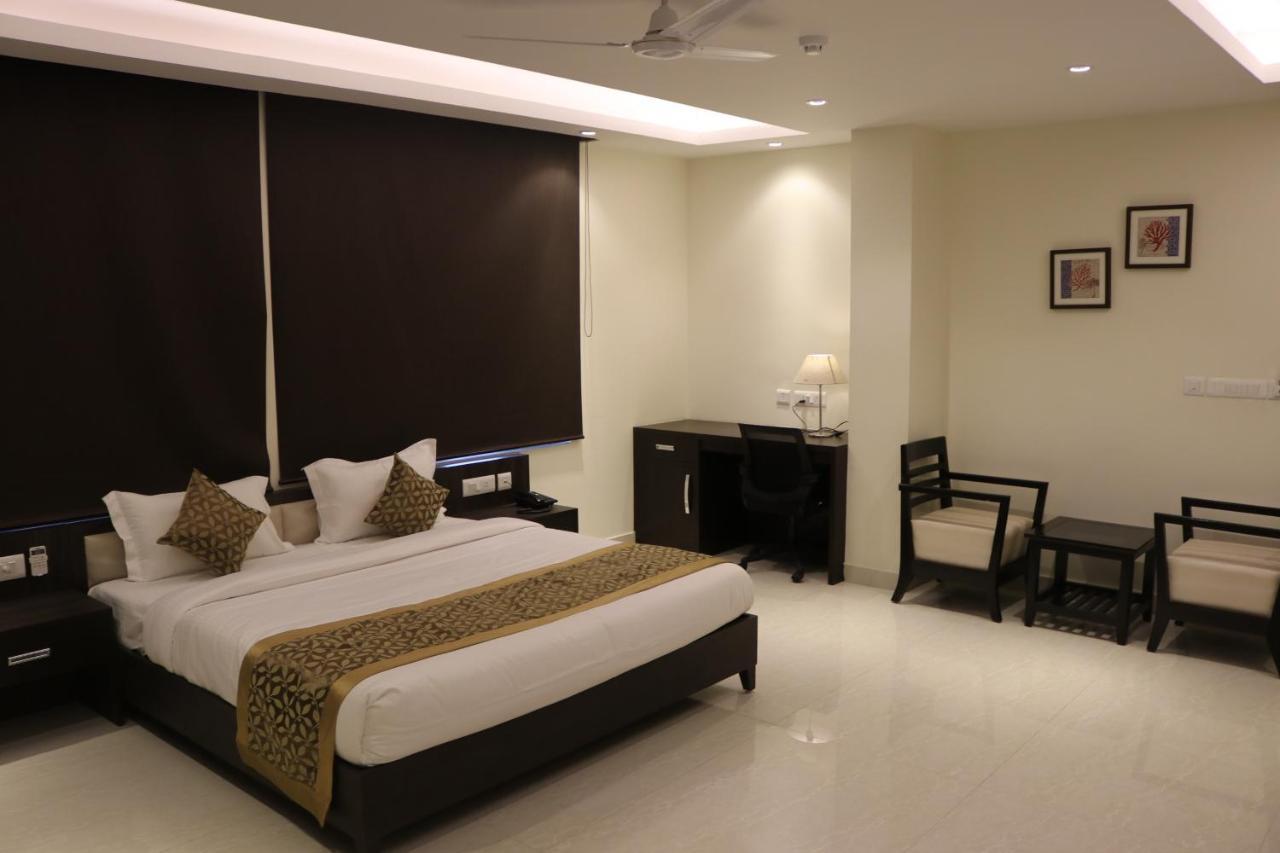 Hotel Solitaire Chinhat Buitenkant foto