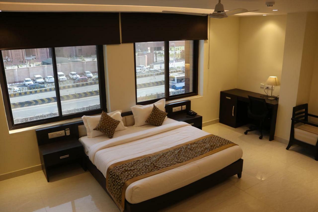 Hotel Solitaire Chinhat Buitenkant foto