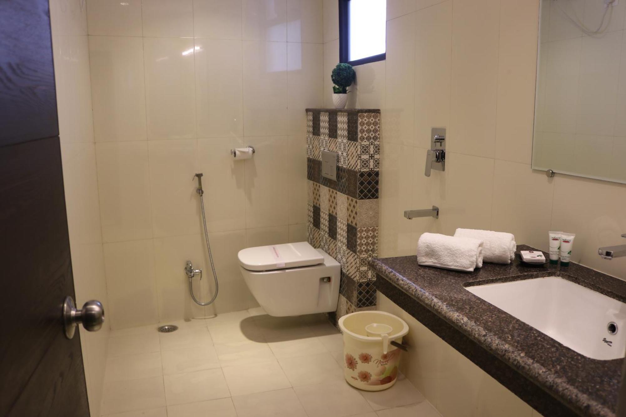 Hotel Solitaire Chinhat Buitenkant foto